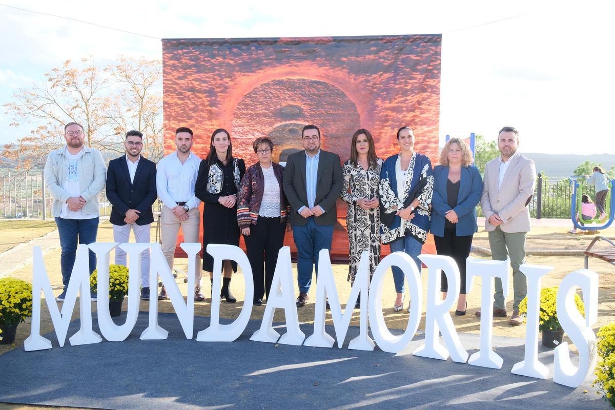 Autoridades asistentes a la inauguración de Mundamortis.