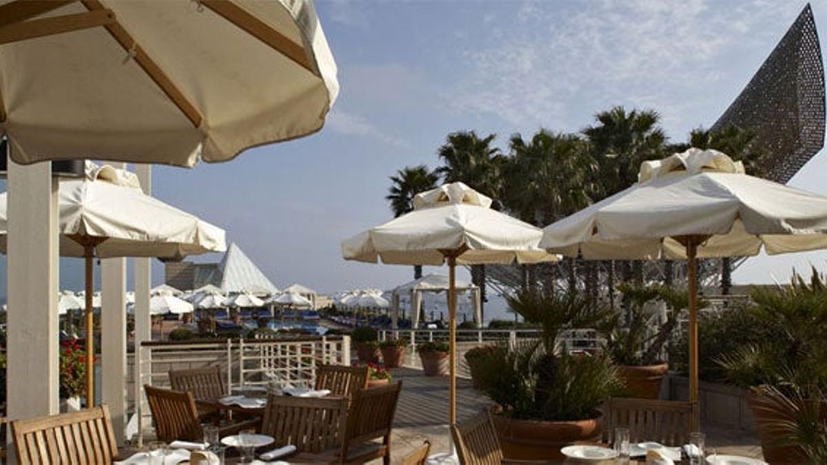 Hotel Arts Barcelona da la bienvenida a la primavera con la apertura de la terraza del restaurante M