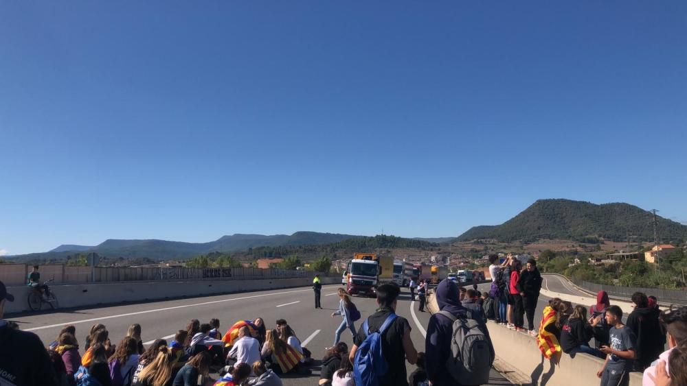 Els estudiants buiden les aules i tornen a tallar el trànsit a Manresa