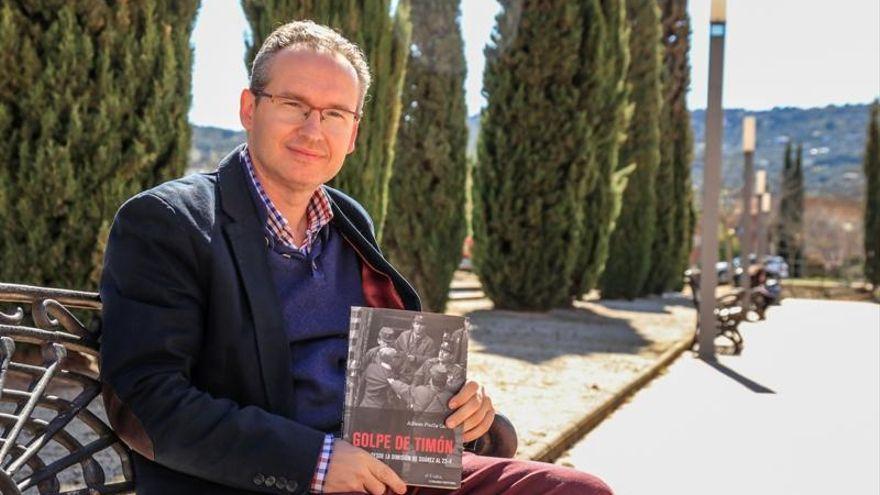 El profesor de la UEx, Alfonso Pinilla, sostiene su libro.