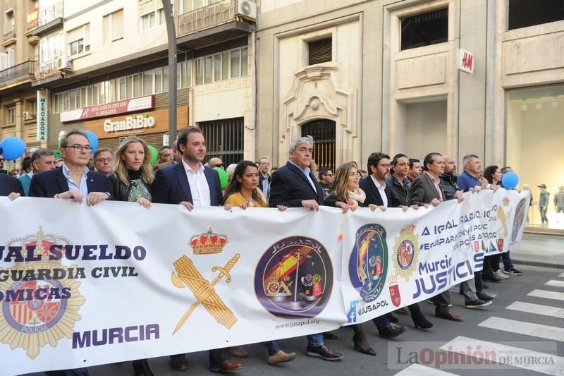 Miles de policías claman en Murcia para exigir "equiparación real" de sus salarios