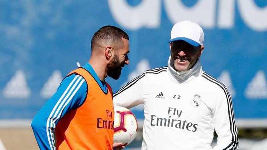 Zidane conversa con Benzema. // Real Madrid C.F.