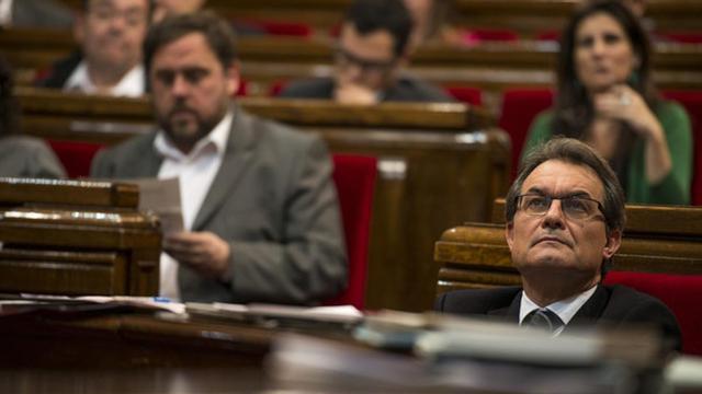 Mas, en primer plano, y Junqueras, detrás, durante el pleno del Parlament.