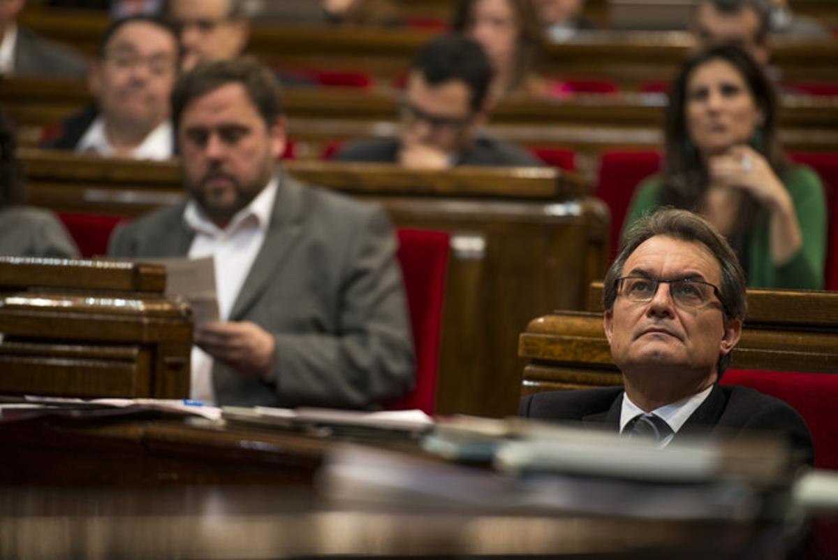 Mas, en primer pla, i Junqueras, al darrere, durant el ple del Parlament.