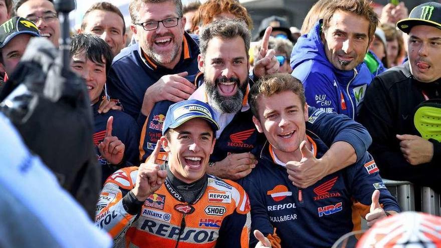 Marc Márquez celebra la victoria en Australia con sus compañeros de equipo.