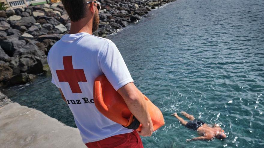 Un socorrista vigila el baño en el Muelle de San Andrés, en Santa Cruz de Tenerife.