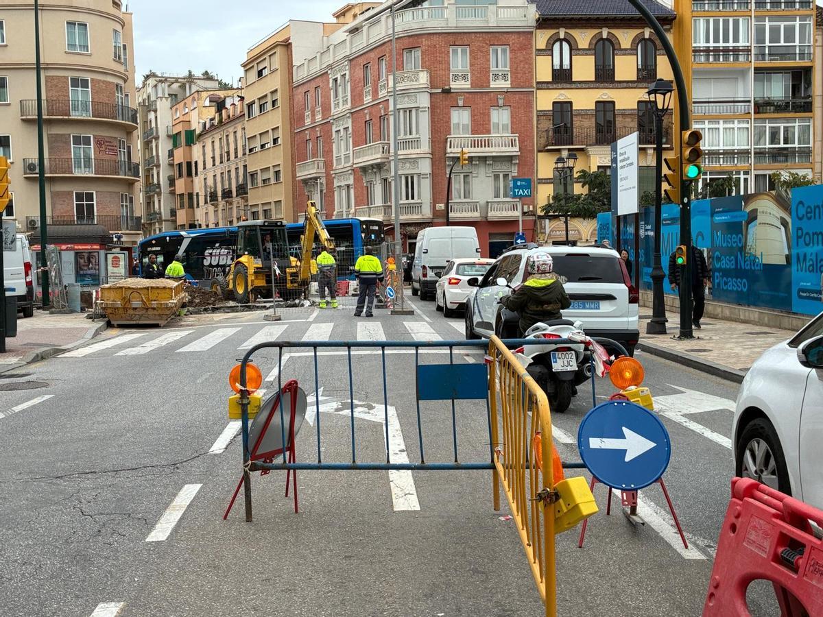 Obras de Emasa en la calle Victoria, que han obligado a cortar al tráfico parte de la calle Victoria.