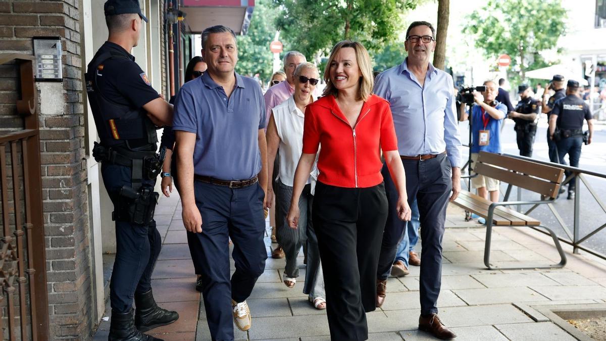 Pilar Alegría, este sábado a su llegada al Comité Federal del PSOE, junto a Fernando Sabés y Rafael Guía.