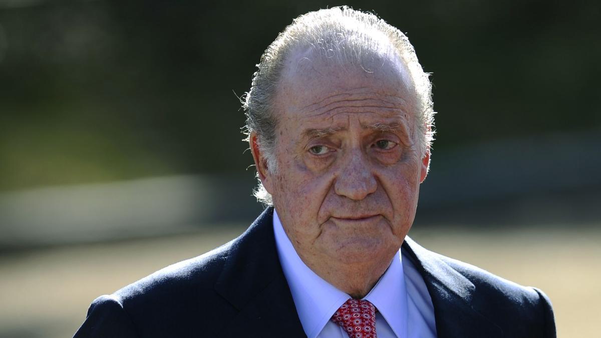 El rey Juan Carlos, padre del actual monarca español Felipe VI, ha comunicado a su hijo su deseo de considerar su regreso a España &quot;aunque no de forma inmediata&quot;, si bien quiere mantener su residencia en Abu Dabi &quot;de forma permanente y estable&quot;, según informó hoy la Casa Real española.