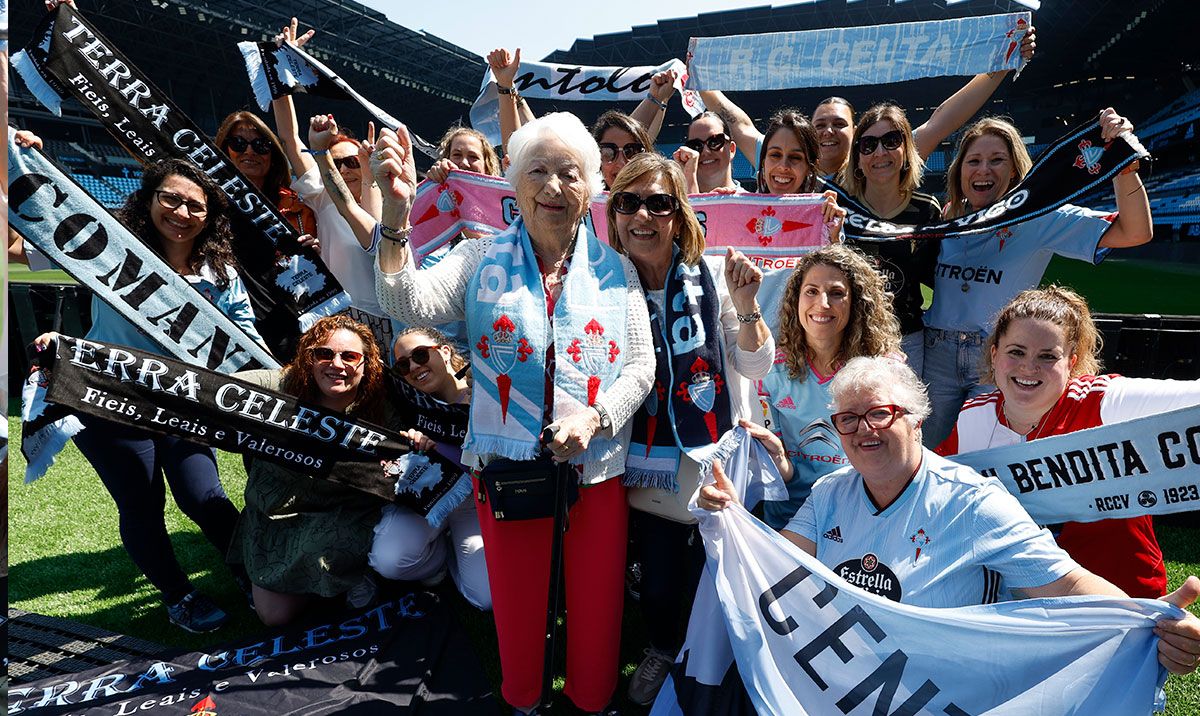 Alicia, en el centro, junto a peñistas y aficionadas del Celta, ayer en Balaídos.