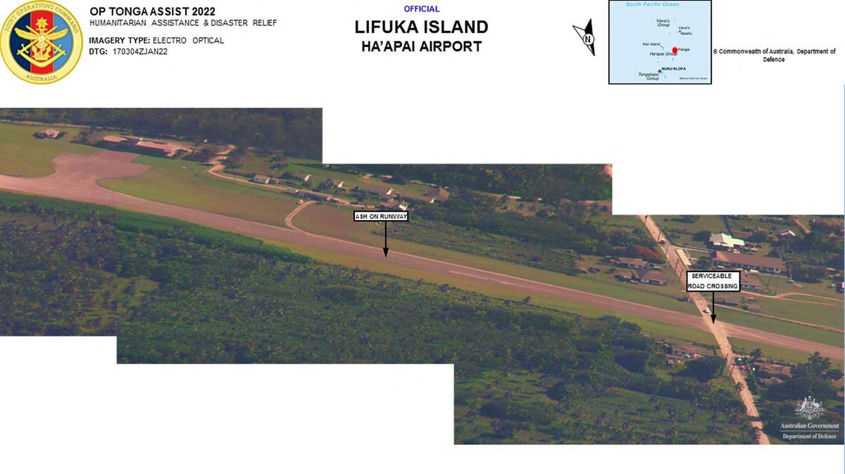 Ceniza volcánica en la pista de aterrizaje del aeropuerto de Ha’apai, en la isla de Lifuka, en Tonga.