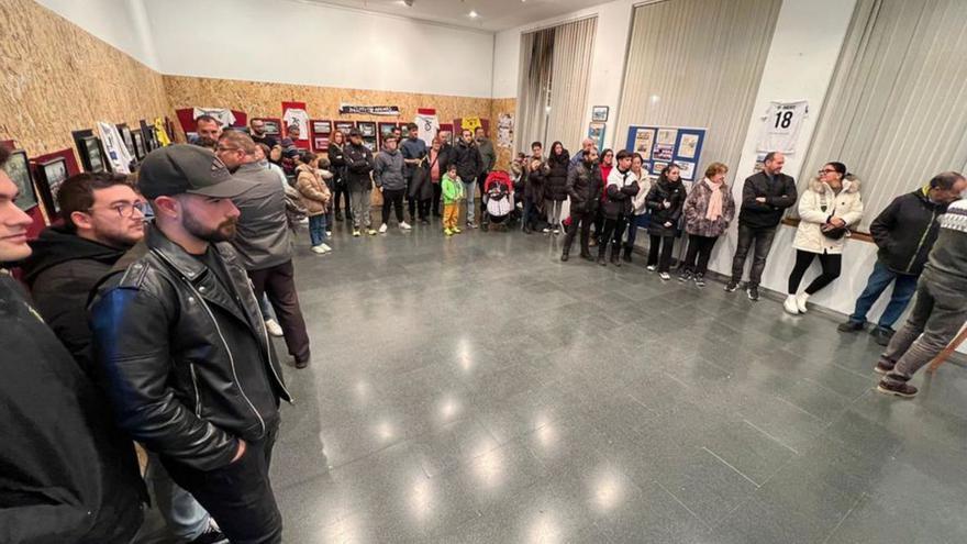 Asistentes a la inauguración de la muestra, el pasado lunes. | J. M. C.