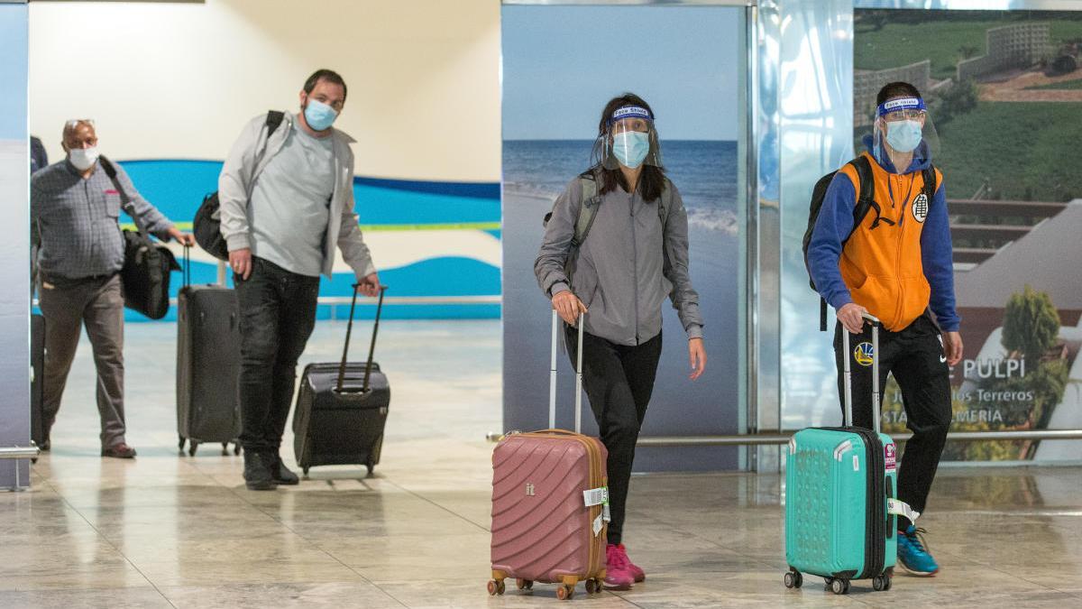 Turistas a su llegada al aeropuerto de Alicante - Elche tras el fin del Estado de Alarma. ALEX DOMINGUEZ