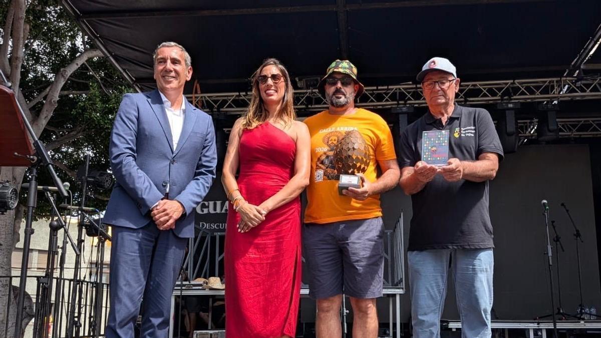 Foto de familia tras la entrega del trofeo a la Calle Arriba