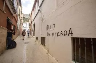 Oleada de pintadas en el barrio de Caputxins de Xàtiva