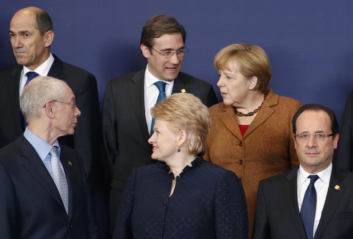 El president del Consell Europeu, Herman van Rompuy (esquerra), parla amb la cancellera Angela Merkel, durant la preparació de la foto de família d’una cimera de la UE a Brussel·les.