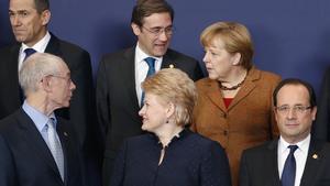 El presidente del Consejo Europeo, Herman van Rompuy (izquierda), habla con la cancillera Angela Merkel, durante la preparación de la foto de familia de una cumbre de la UE en Bruselas.