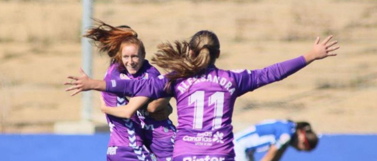 Las jugadoras del UDG Tenerife celebran el tercer tanto logrado ayer en Huelva.