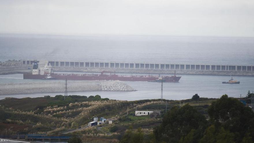 Maniobra de atraque de un buque en punta Langosteira.