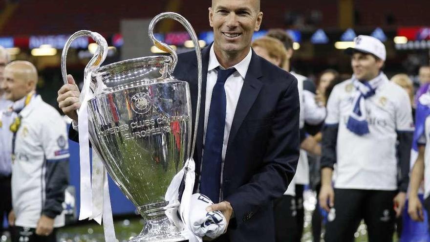 Zidane posa con el trofeo conquistado en Cardiff. // Efe