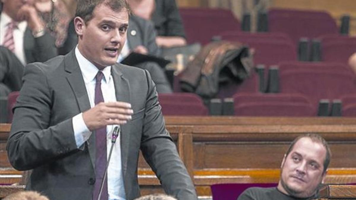 Rivera habla en el Parlament ante la mirada de Fernàndez, el año pasado.
