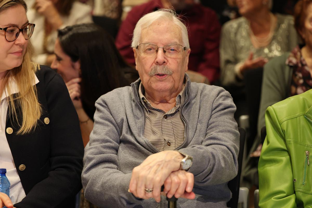 El president de la Generalitat, Salvador Illa, ha mantenido un encuentro en Palau con doce de las más de 3.000 personas centenarias en Cataluña, un récord en la esperanza de vida que, ha afirmado, representa un éxito de las políticas públicas.