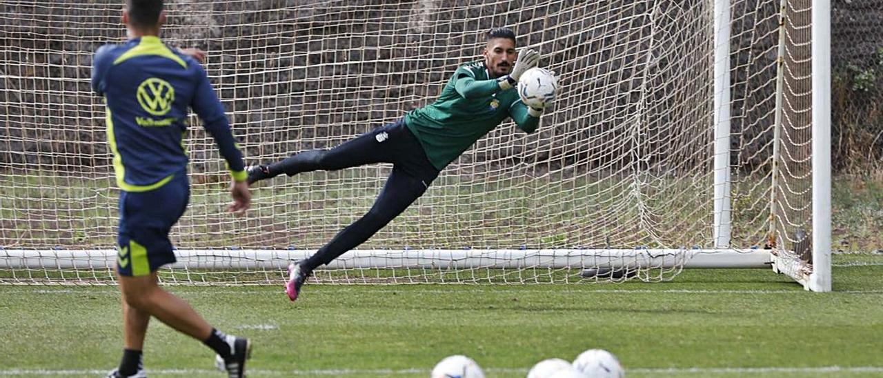 Álvaro Valles para el balón tras el disparo de José Yepes, entrenador de porteros de la UD, durante el entreno del lunes. | | LP/DLP