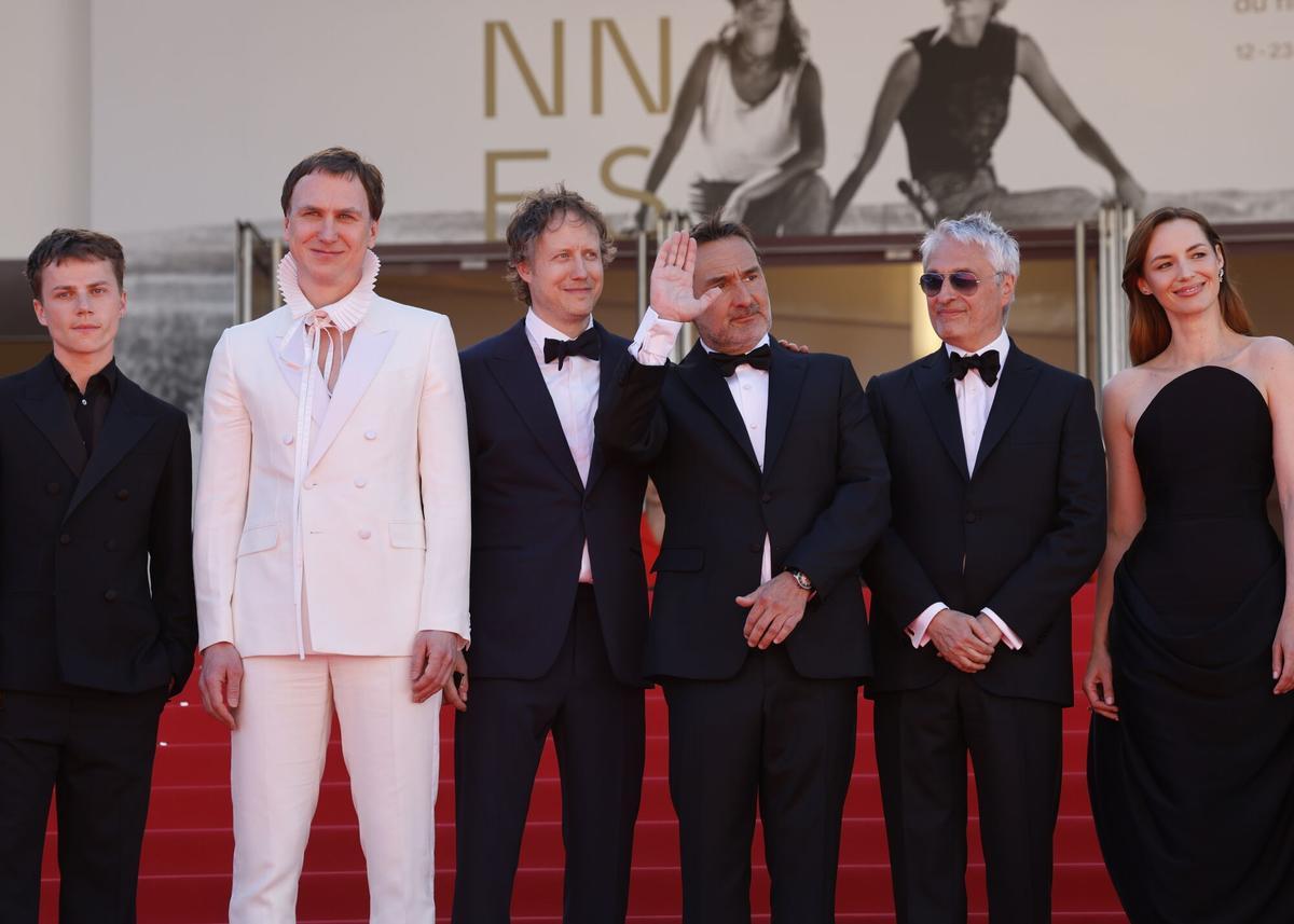 De izquierda a derecha, Felix Lefebvre, Lars Eidinger, Laszlo Nemes, Gilles Lellouche, Alain Goldman y Louise Bourgoin en la presentación de 'Moulin' en el Festival de Cine de Cannes