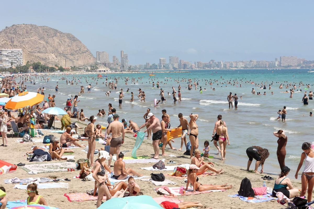 Otra imagen de ayer de la playa del Postiguet en Alicante