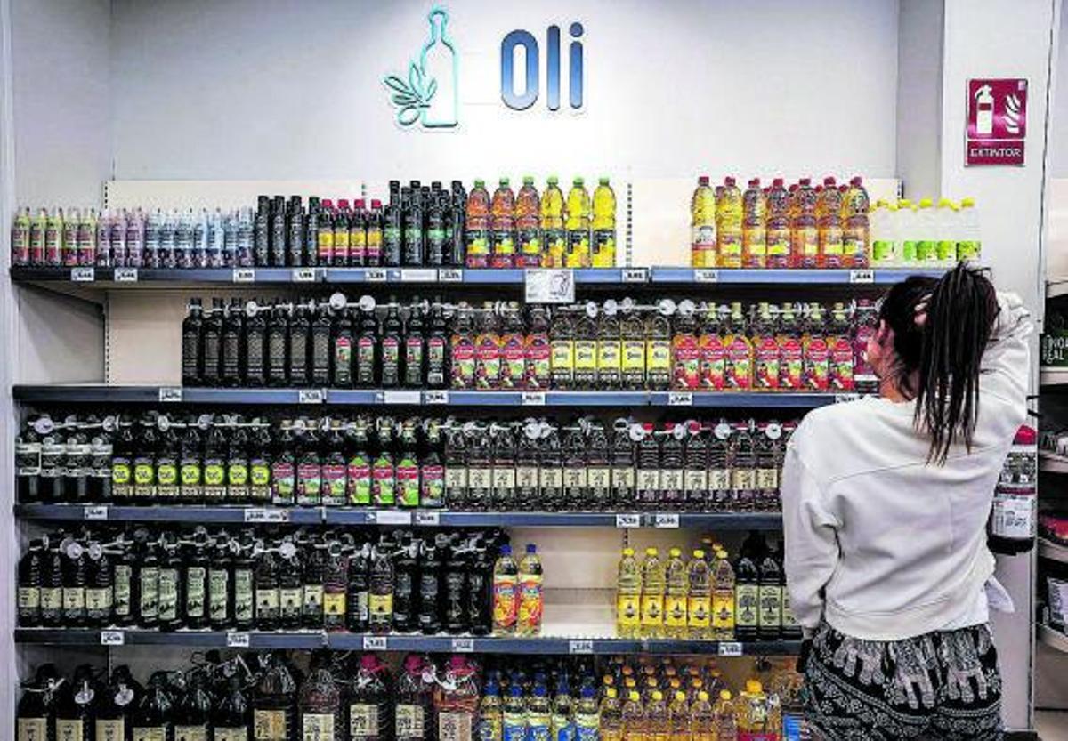 Besonders die eher preiswerteren Olivenöle im Supermarkt sind deutlich teurer geworden.  | FOTO: JORDI OTIX
