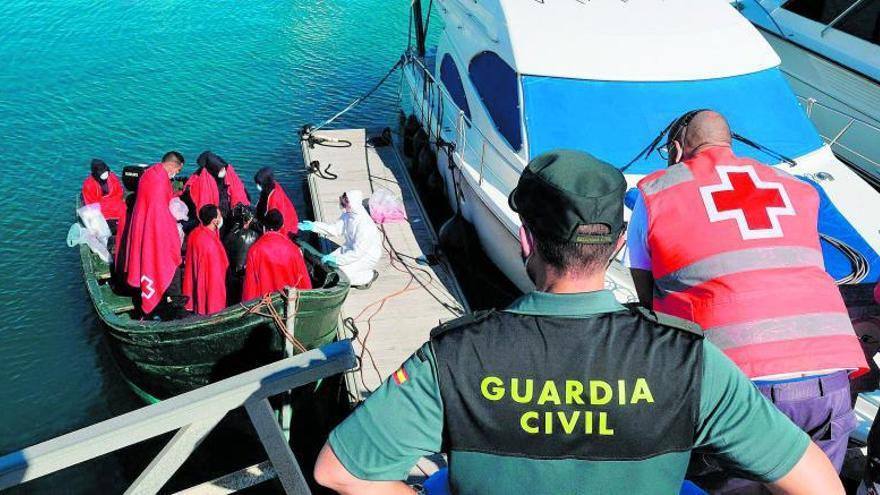 Guardia Civil y Cruz Roja atienden a una patera que llega a la costa de Fuerteventura con nueve migrantes.