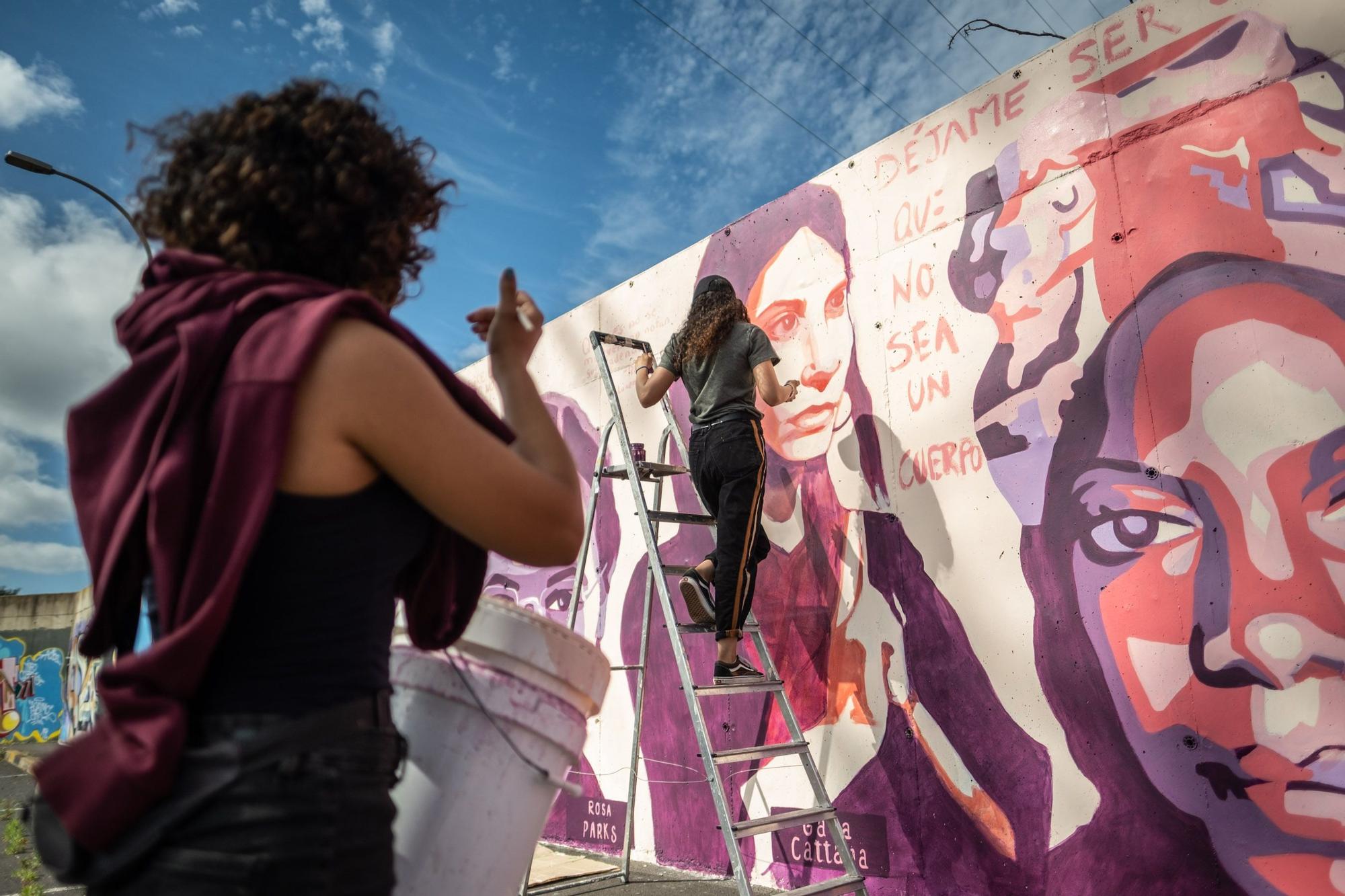 Jóvenes pintan un mural en La Laguna que fue vetado en Madrid