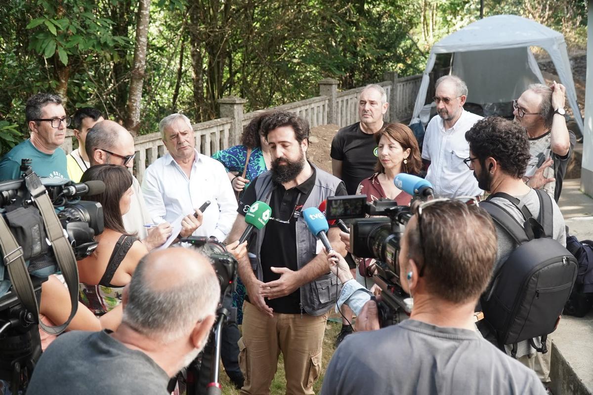 Presentación de los resultados de los trabajos de búsqueda de víctimas del franquismo en el cementerio de Beira, en Carral