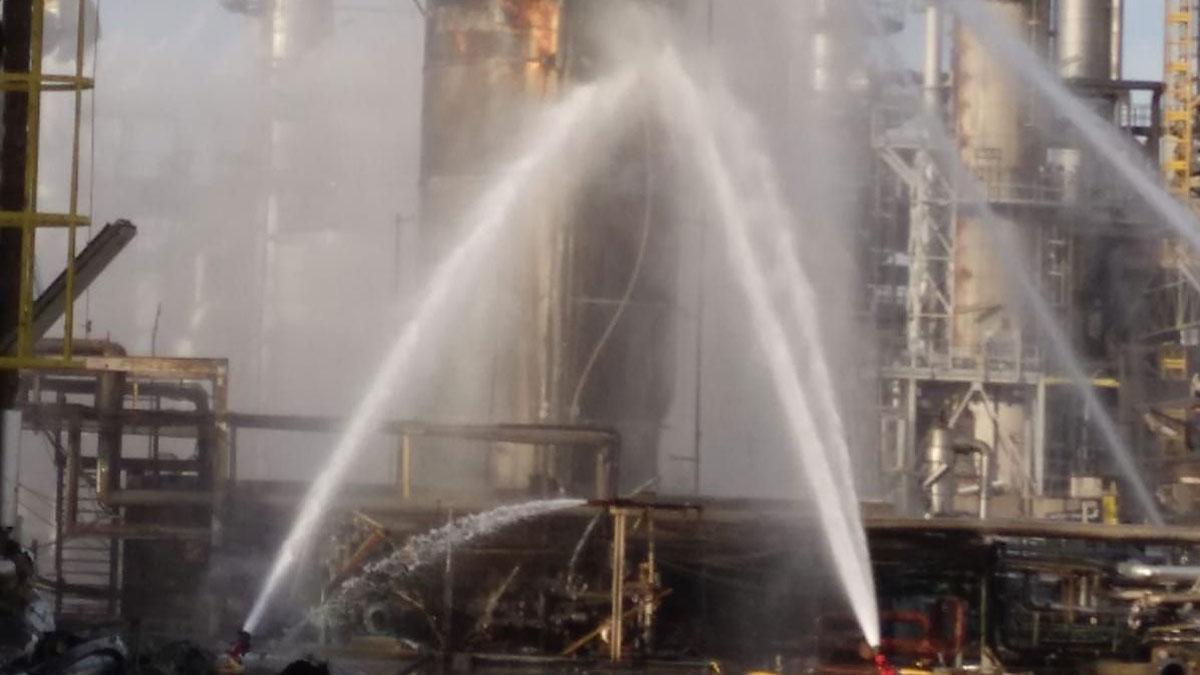 Tareas de extinción del incendio en la petroquímica de Tarragona, tras la explosión del día anterior
