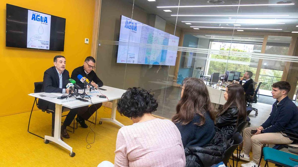 De izquierda a derecha, el gerente Ciriaco Clemente y el edil González de Zárate en la presentación.