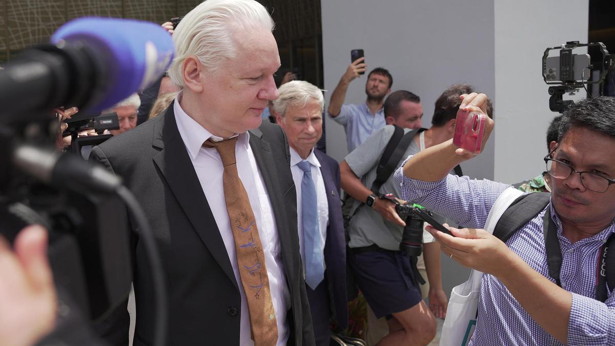 Julian Assange, a la salida del juzgado de Saipán.