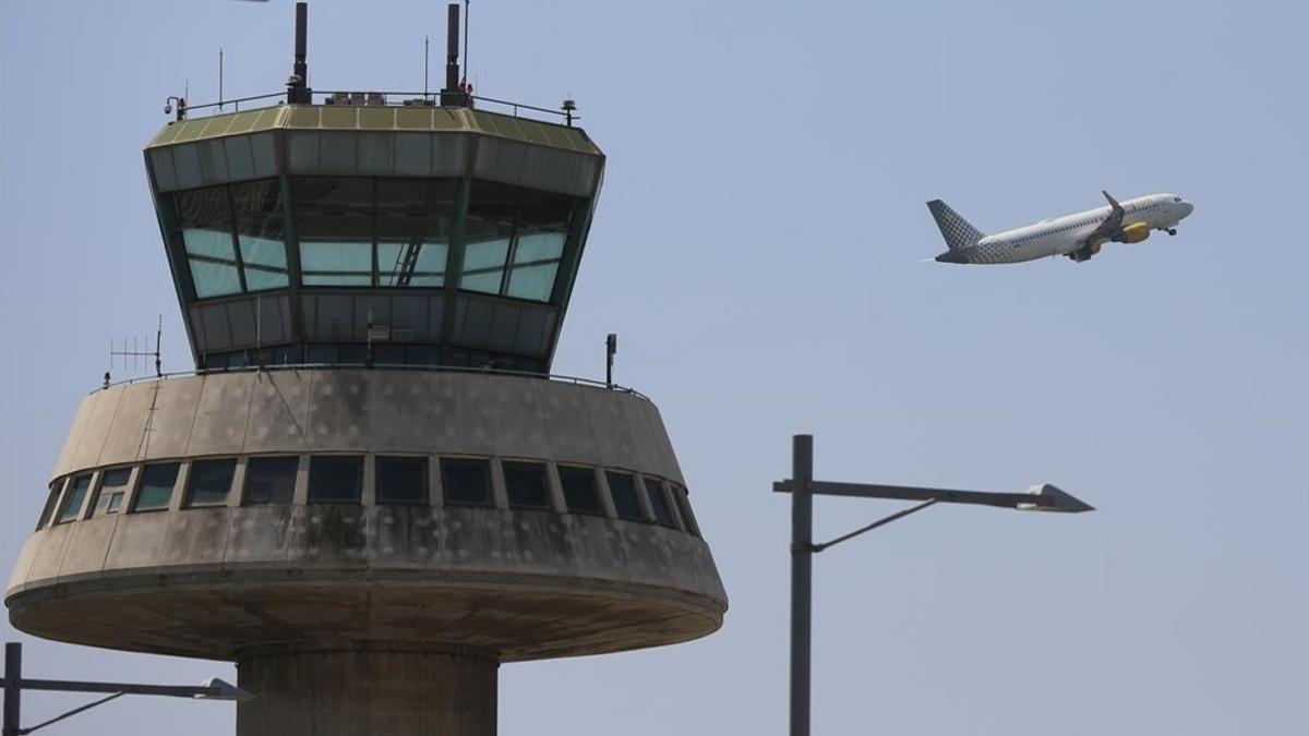 Un avión despega del aeropuerto de El Prat.