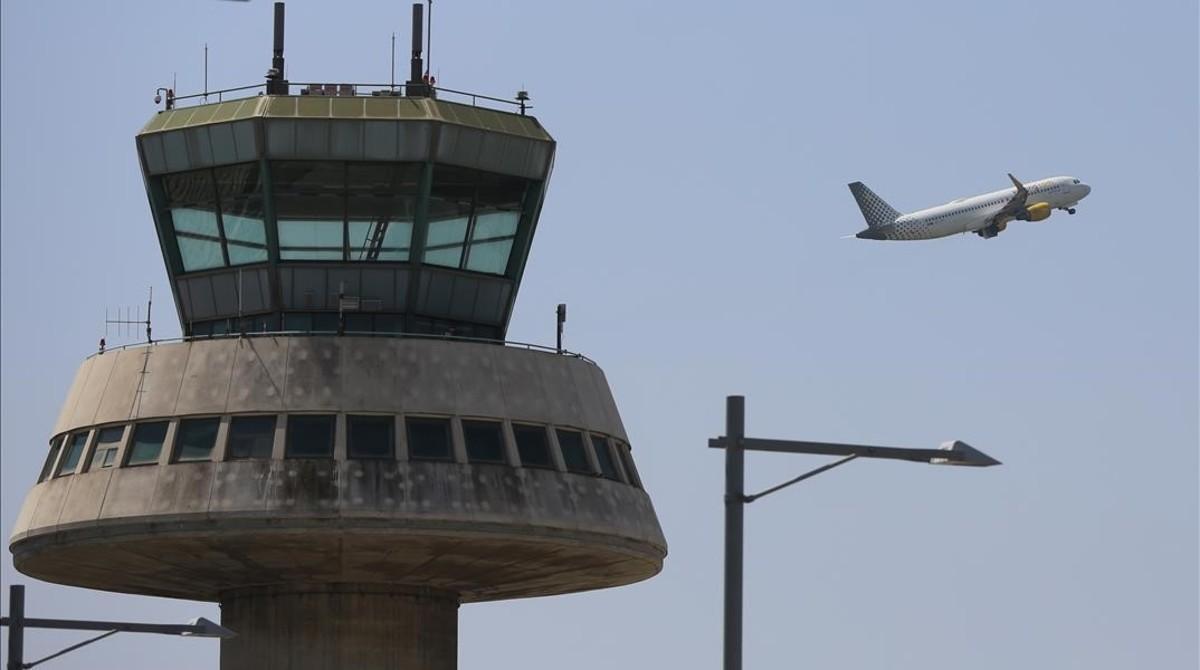 Un avión despega del aeropuerto de Barcelona. 