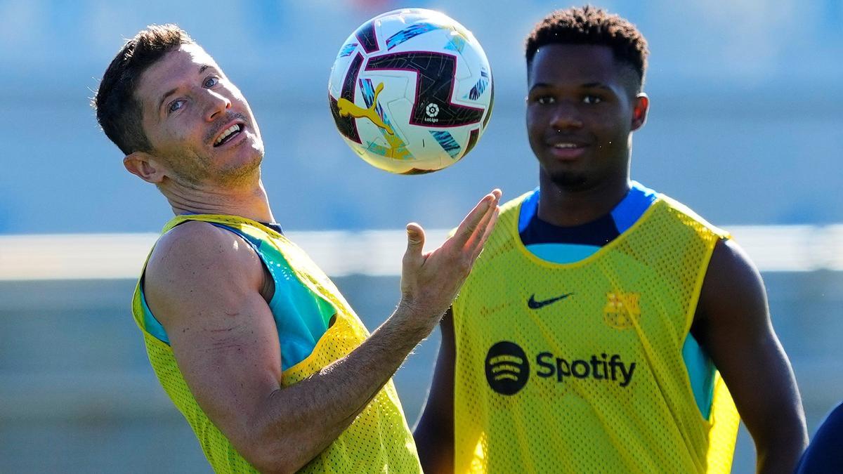 Robert Lewandowski y Ansu Fati, durante el entrenamiento.