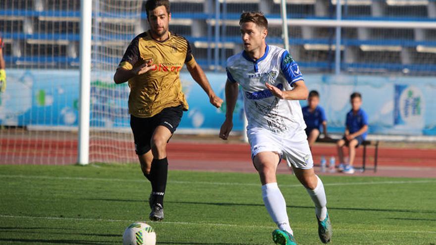 Joseba Beitia, en el partido de ayer en el Municipal de Marbella contra el Atlético Sanluqueño.