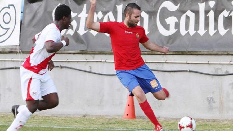 El lateral del Ourense Claudio Giráldez se dispone a centrar desde la banda de O Couto. // Iñaki Osorio