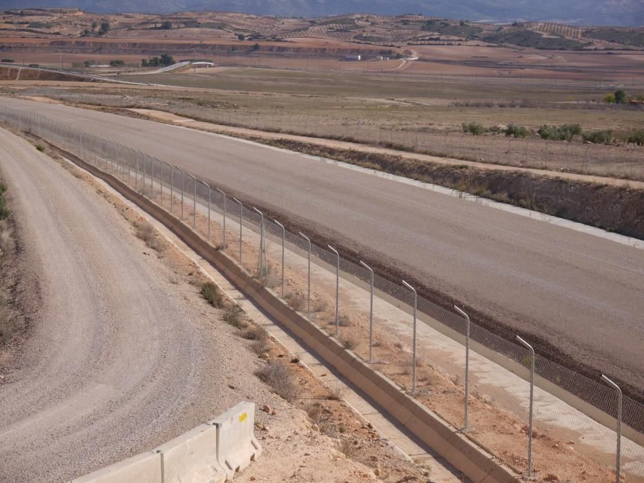 Trazado en dirección a Madrid paralizada, con la plataforma preparada, pero sin vías.