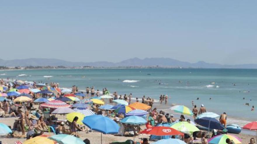 Imagen de una playa valenciana este fin de semana. | DANIEL TORTAJADA