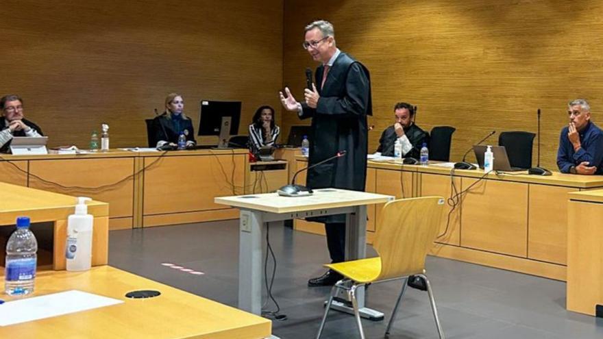El abogado de la defensa, José Fernández de la Cigoña, durante el juicio, ayer. | |