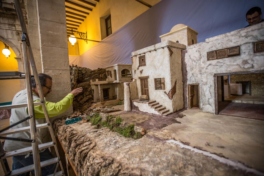 Instantes del montaje del belén en el Museo Sacro