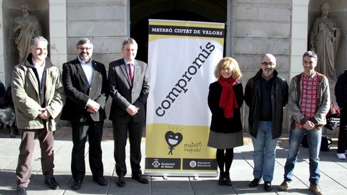 Los representantes del PP, CiU, PSC, ICV-EUiA y la CUP en Mataró, con el alcalde Joan Mora, han mostrado hoy su apoyo al proyecto 'Mataró, ciutat de valors'.