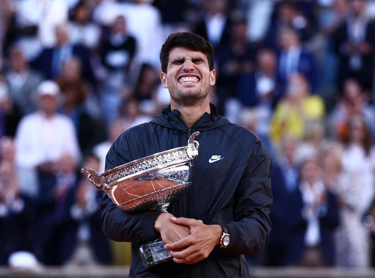 Carlos Alcaraz celebra su título de Roland Garros.