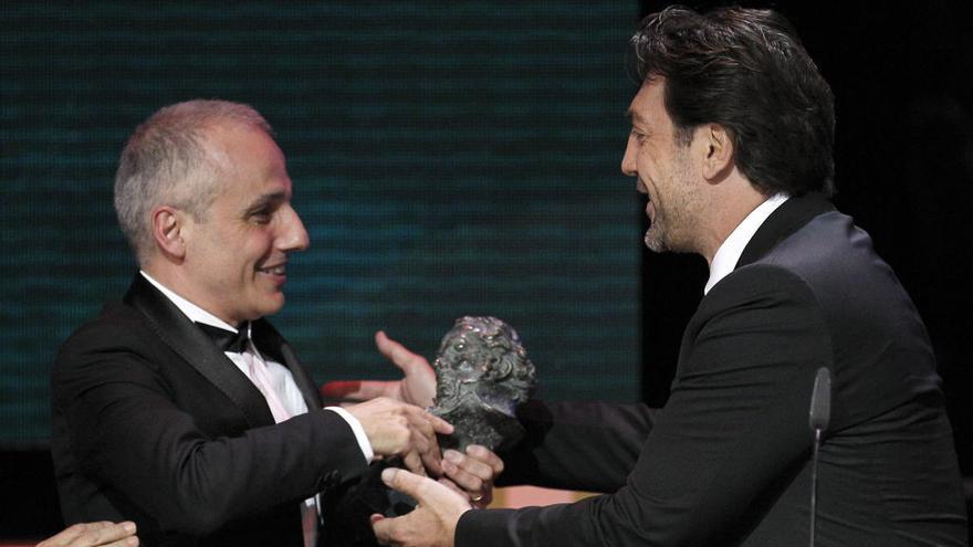 Pablo Berger recibe el Goya a la mejor película de manos de Javier Bardem en 2013.