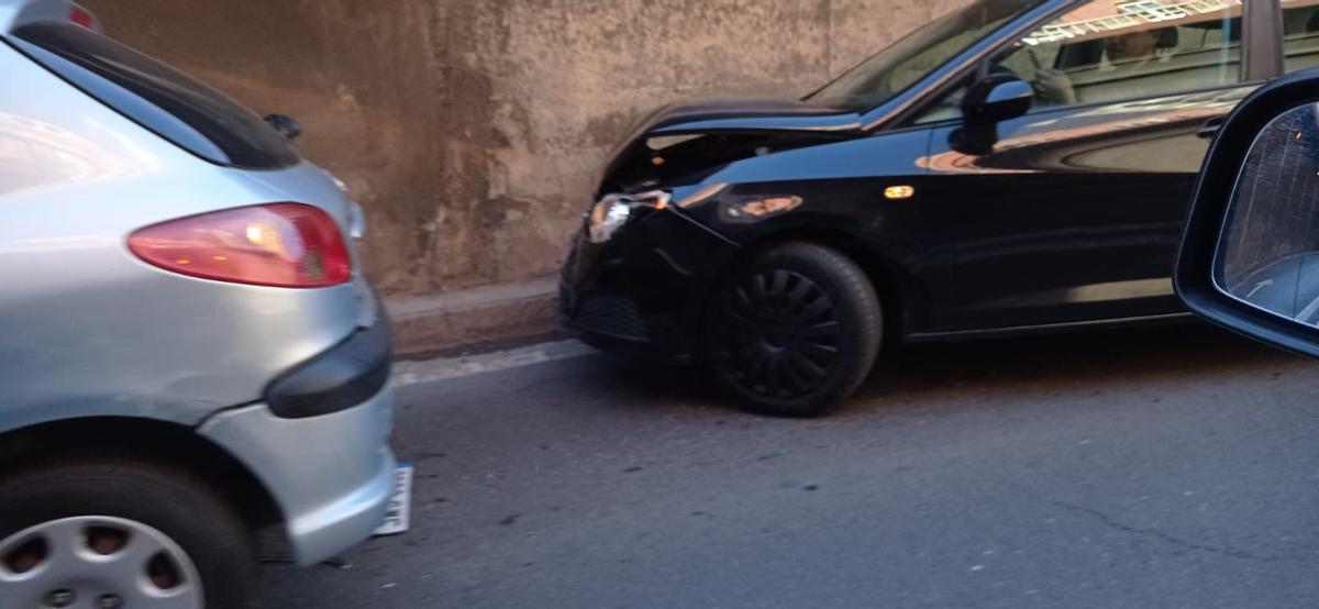 Coche estampado contra la pared del túnel de Pérez Galdós.