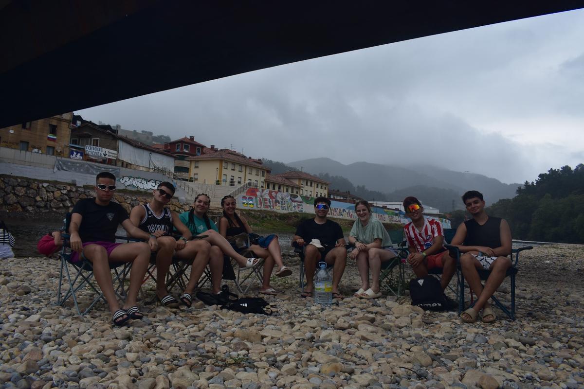 Por la izquierdam Jorge Dueñas, Fernando Sánchez, Cecilia García, Aurora García, Alonso Fontecha, Laura Jiménez, José Manuel Morales y Alejandro Gálvez, en el Aquasella.